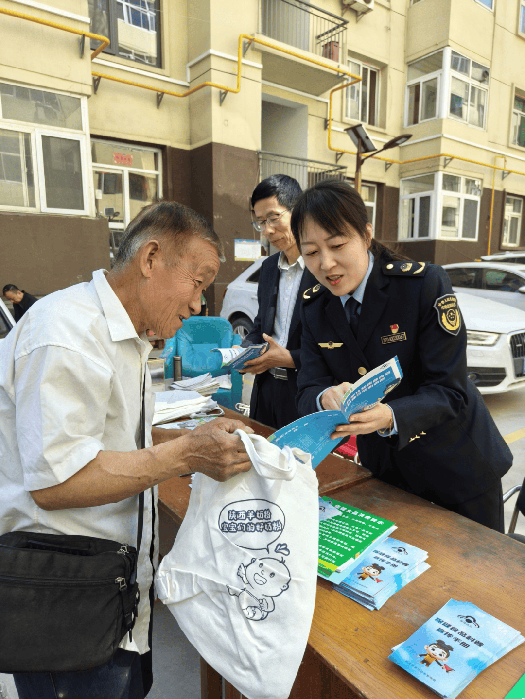 k1体育app市市场监督管k1体育平台理局开展“防范保健食品欺诈 维护老年健康安全”科普宣传进社区暨“双报到双评议”志愿服务活动(图2)